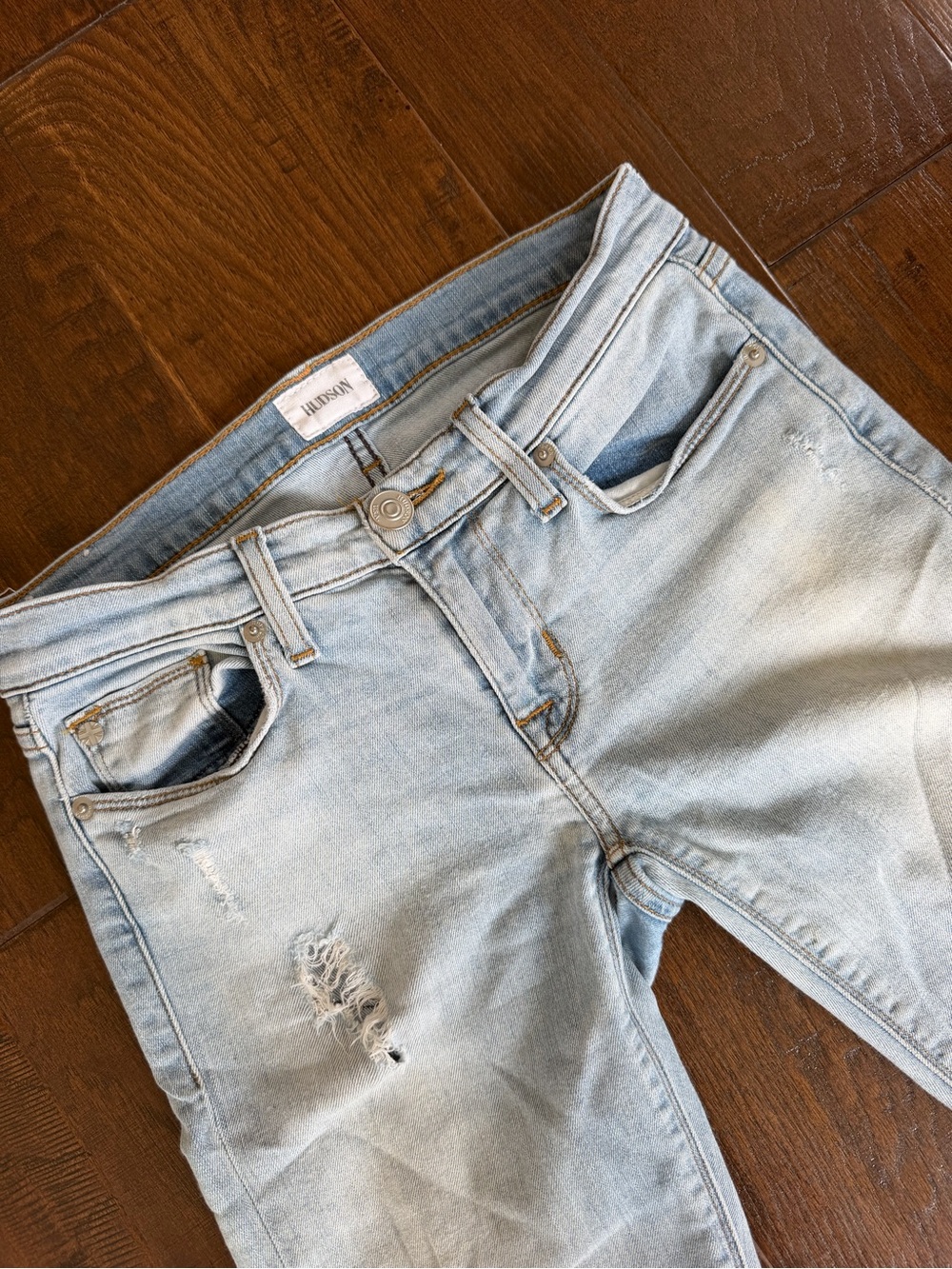 Light Wash Women’s Distressed Harkin Crop